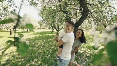 Mutlu aile kavramı. Aile açık havada eğlence var. Anne ile küçük oğlu gülümseyen
