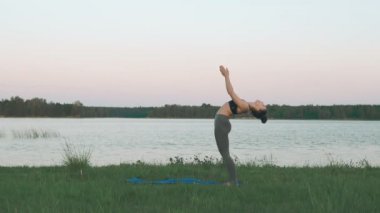Gölde sabah yoga yaparken kadın. Sağlıklı yaşam konsepti