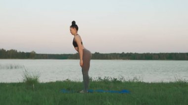 Genç kız ile boşaltmak gölde sabah yoga yaparken spor giyim eşyası