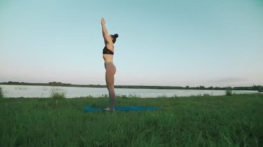 Genç kız mavi yoga mat sessiz sahne. Yoga yaparken kadın