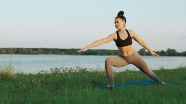 Kadın sessiz sahne yoga yapıyor. Yoga, spor ve sağlıklı yaşam konsepti