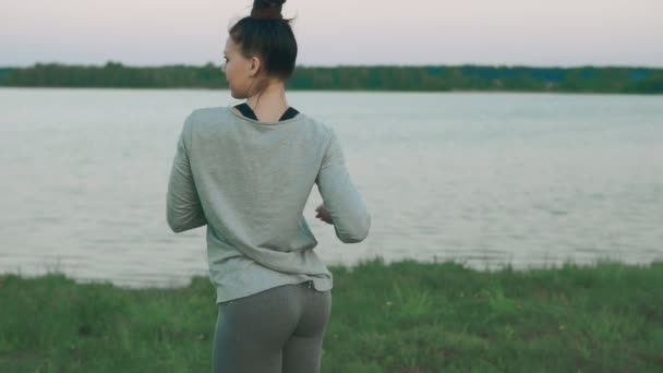 Concepto de estilo de vida saludable. Calentamiento de la mujer antes de practicar yoga — Vídeo de stock