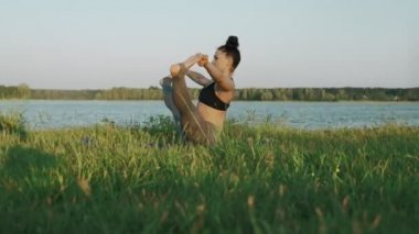 Pratik yoga sabah parkta güzel bir kız. Esmer kadın yoga yaparken