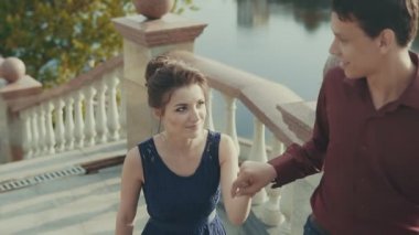 Genç çift yukarı birbirine bakarak yürüyor. Geniş stabilize açı