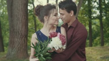 Güzel mutlu çiftimiz parkta usulca dokunmadan. Adam şefkatle sarılma kadın