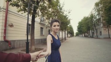 Eller kadın önde gelen erkek yürüyüş açık tutan genç çift