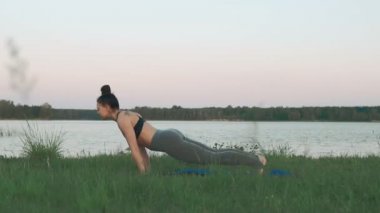 Güzel kız yoga yapıyor. Yoga, spor, meditasyon ve sağlıklı yaşam konsepti
