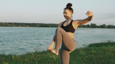 İnce kadın sabah Yoga uygulamak. Esmer kız yoga hamle yapıyor