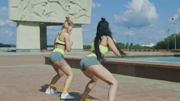 Jóvenes mujeres deportistas activas haciendo ejercicio en el soleado día de verano. Estilo de vida saludable — Vídeos de Stock