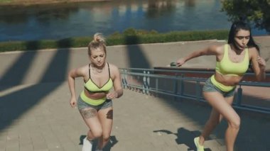 Kadın merdiven üzerinde çalışma yapıyor. Kadın atlet atlet merdiven dışarı çıkma