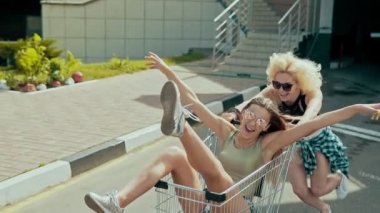 Güzel genç kızlar eğleniyor sırasında güneşli sabah alışveriş sepeti içinde sürme