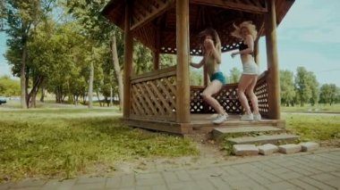 Ağır çekimde Bahçe evinde dans güzel şık bayanlar