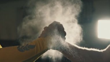 Ellerini magnesia içinde kaplı iken spor salonunda el sıkışan iki sporcular