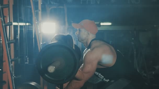 휘트니스 여자 하 고 슬로우 모션에서 트레이너와 함께 어두운 체육관에 바 벨이 라오 — 비디오