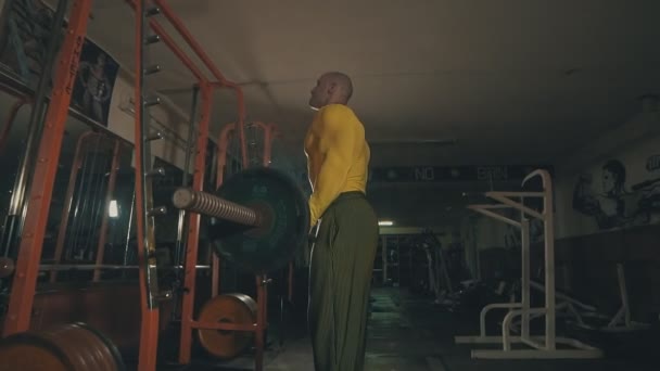 Bodybuilder doing biceps exercise lifting weights holding barbell in slow motion — Stock Video