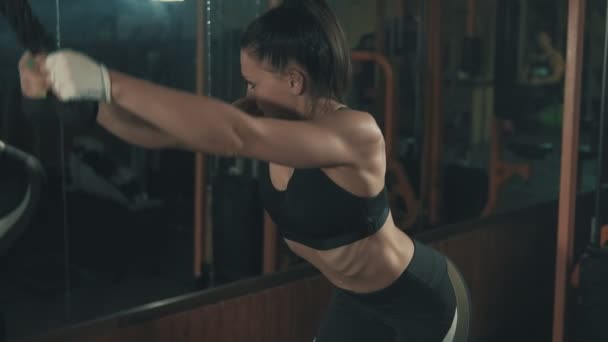 휘트니스 여자 어두운 체육관에서 훈련 기계 무게 리프팅 훈련 — 비디오
