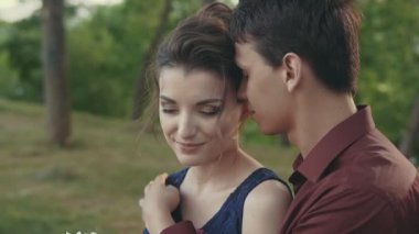 Adam şefkatle sarılma güzel kadın. Usulca park dokunmadan çift