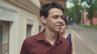 Hassas öpücük. Kız kapatır adamın gözleri sürpriz için elleriyle