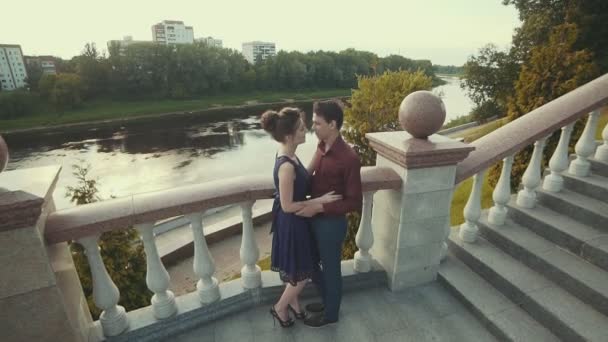 Mladý pár si intimní chvíle v městě. Smyslné chvíle lásky při západu slunce — Stock video