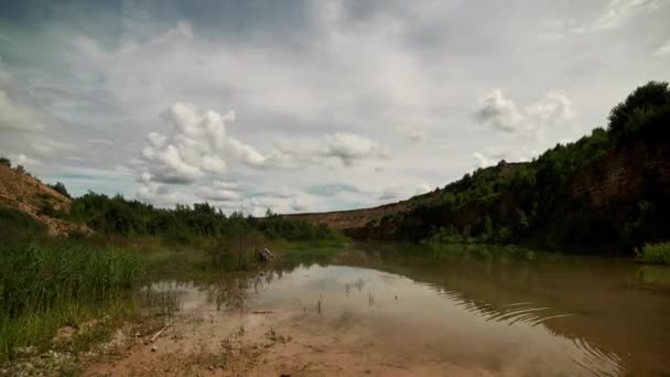 Belas timelaps de nuvens fofas no céu ao ar livre — Vídeo de Stock