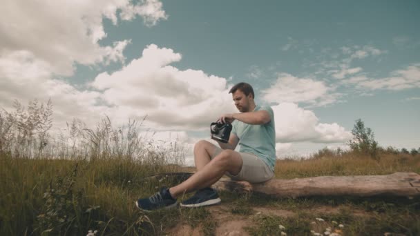 Homme en réalité virtuelle casque assis à la nature. mâle regarder vidéo 360 — Video