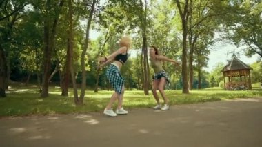 Korku veren bayanlar şort parkta atlar. Eğlenceli ve açık havada Genç kızlar var.