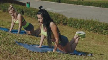 Güzel ince uygun gönderme yapıyor dışında kadınlar yoga mat açık egzersiz ups