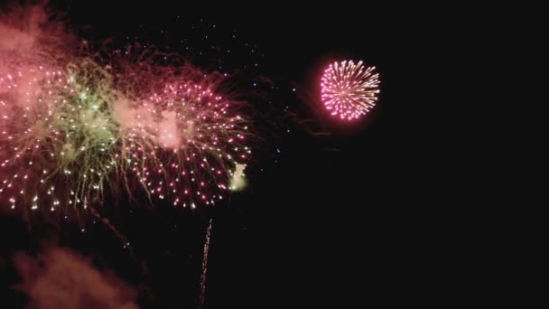 Красочные фейерверки в праздничную ночь в slo-mo с копирайтом направо — стоковое видео