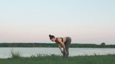 Genç kız mavi yoga mat sessiz sahne. Yoga yaparken kadın