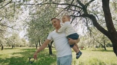 Baba ve oğul Parkı'nda oynuyor. Baba çocuk silah yükseltir. Babalık kavramı