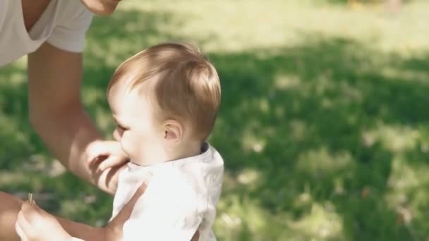 Babalık kavramı. Genç baba ve küçük oğlu açık havada ağır çekimde iyi eğlenceler — Stok video