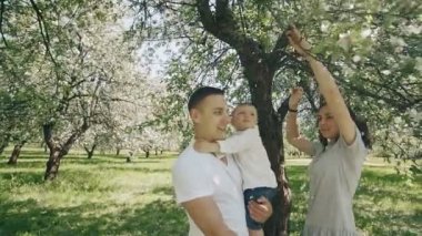 Mutlu aile kavramı. Aile açık havada eğlence var. Anne ile küçük oğlu gülümseyen