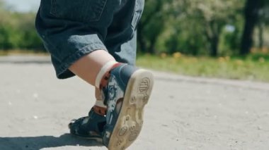 Küçük çocuk ailesinden çalıştıran. Mutlu aile ağır çekimde. Bacaklar yukarı kapatın