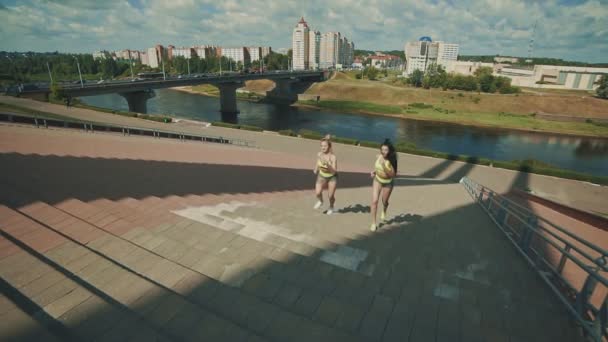 As mulheres correm na escadaria. atleta corredor feminino subir escadas fora — Vídeo de Stock