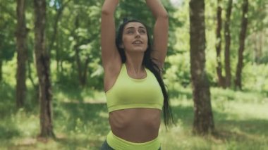 Açık havada germe Isınma yapıyor güzel uygun genç kızlar. Spor fitness