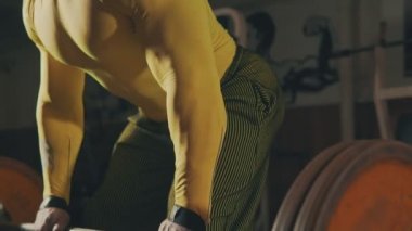 Ağır çekimde halter tutan crossfit eğitim yaparken vücut geliştirmeci