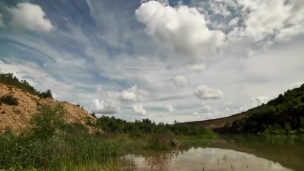 Время пушистых облаков в открытом небе — стоковое видео