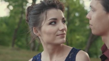 Adam şefkatle sarılma güzel kadın. Çift açık havada dokunmadan usulca