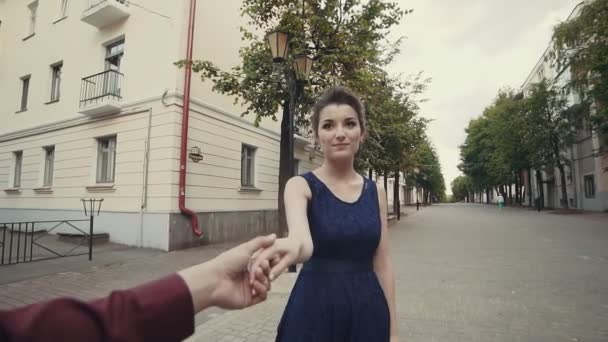 Hermosa mujer morena líder novio caminando en la calle. Concepto de viaje — Vídeo de stock