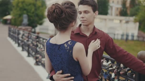 Feliz pareja joven disfrutando de momentos íntimos. Momento sensual de amor al atardecer — Vídeos de Stock