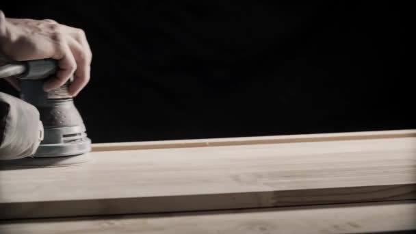 Máquinas de lixar madeira. Carpinteiro trabalhando com lixadeira elétrica na superfície da mesa — Vídeo de Stock