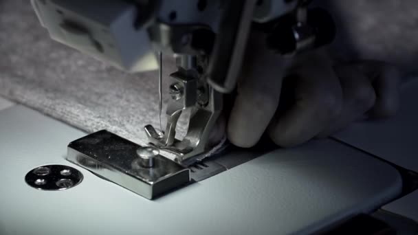 Nära upp skott av kvinnliga händer arbetar på symaskin. Symaskin — Stockvideo