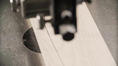 Ahşap üzerinde şerit testere kesilmiş. Marangoz ahşap tahta jig ile testere makinesi gördüm. Sayfanın Üstü