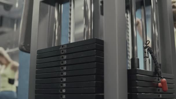 Βάρος πέφτει στο μπλοκ μηχάνημα στο γυμναστήριο — Αρχείο Βίντεο