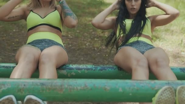 Kadının Sit yapması ups şehir parkında. Çekirdek kasları için abs egzersizleri yapıyor kızlar — Stok video