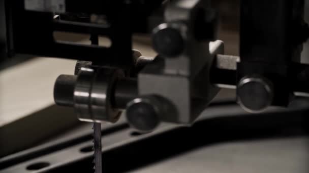 Planche en bois avec scie sauteuse. Ferme là. Faites glisser vers le bas 