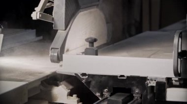 Ahşap tahta elektrikli testere ile kesme