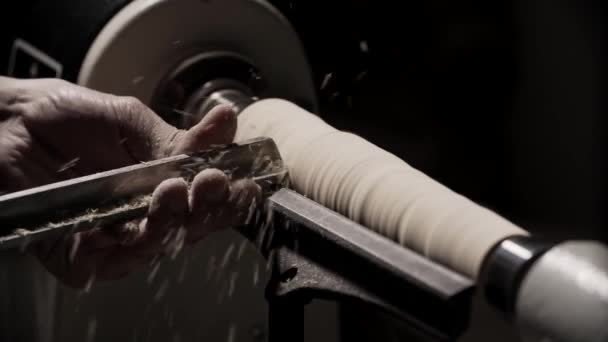 Hombre trabajando en la máquina de torno de carpintería en taller de carpintería con espacio de copia — Vídeos de Stock