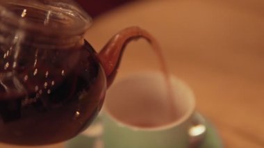 Dökme çay. Cam şeffaf çay fincan içine dökülür varlık çay