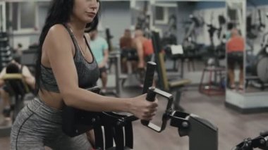 Blok Simulator spor salonunda egzersiz yaparak fitness kız